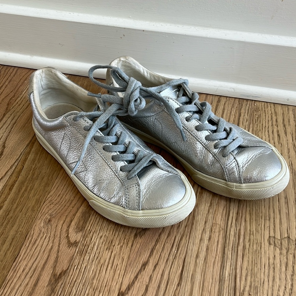 Women’s silver metallic vejas, size 7